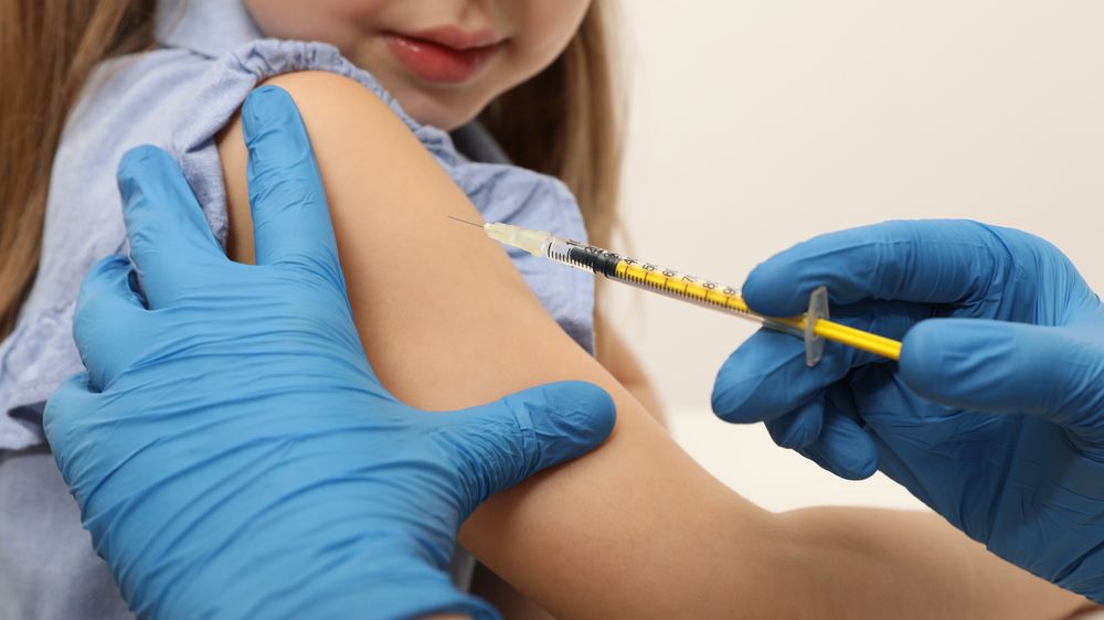 Asi 14 % Čechů o očkování nepřesvědčíme. Zaměřte se na booster, radí expert